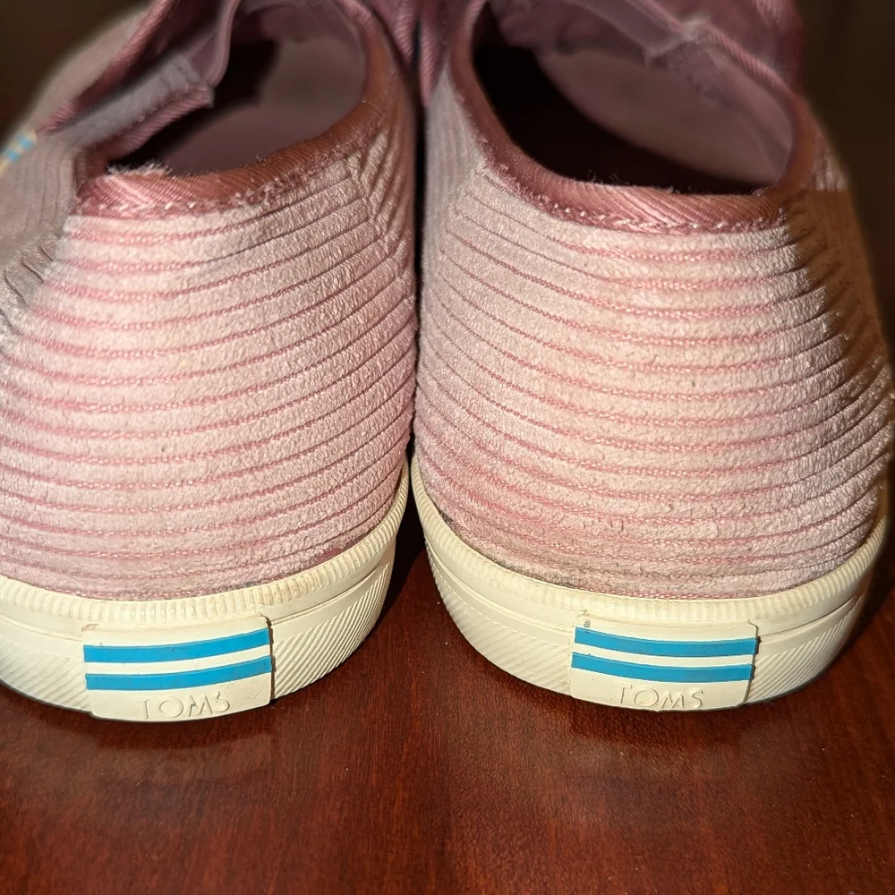 Tom's women's Heritage slip on sneakers / flats in light mauve corduroy, size 9